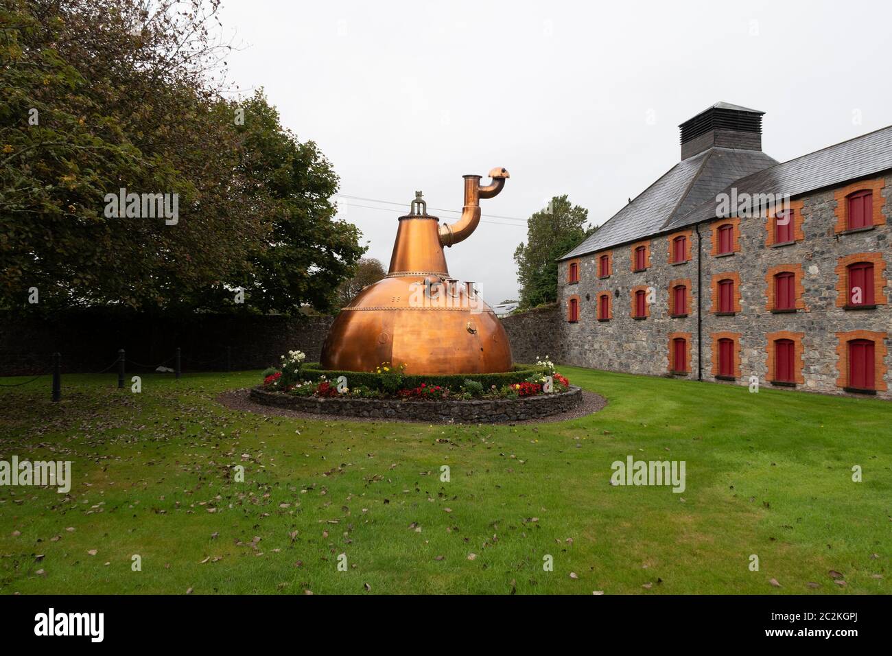 Il recipiente più grande ancora mai costruito fuori dal complesso della distilleria Old Midleton a Midleton, County Cork, Repubblica d'Irlanda Foto Stock
