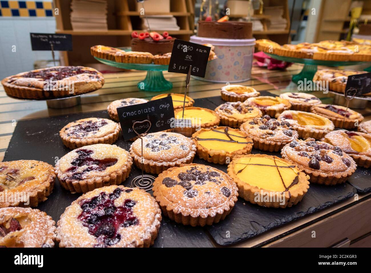 Pasticceria fresca in vendita in uno stand al mercato inglese di Cork, Repubblica d'Irlanda, Europa Foto Stock