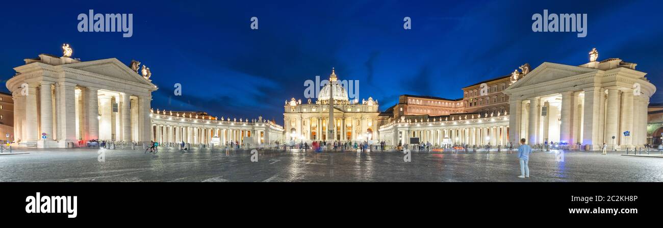 Petersdom di notte Foto Stock