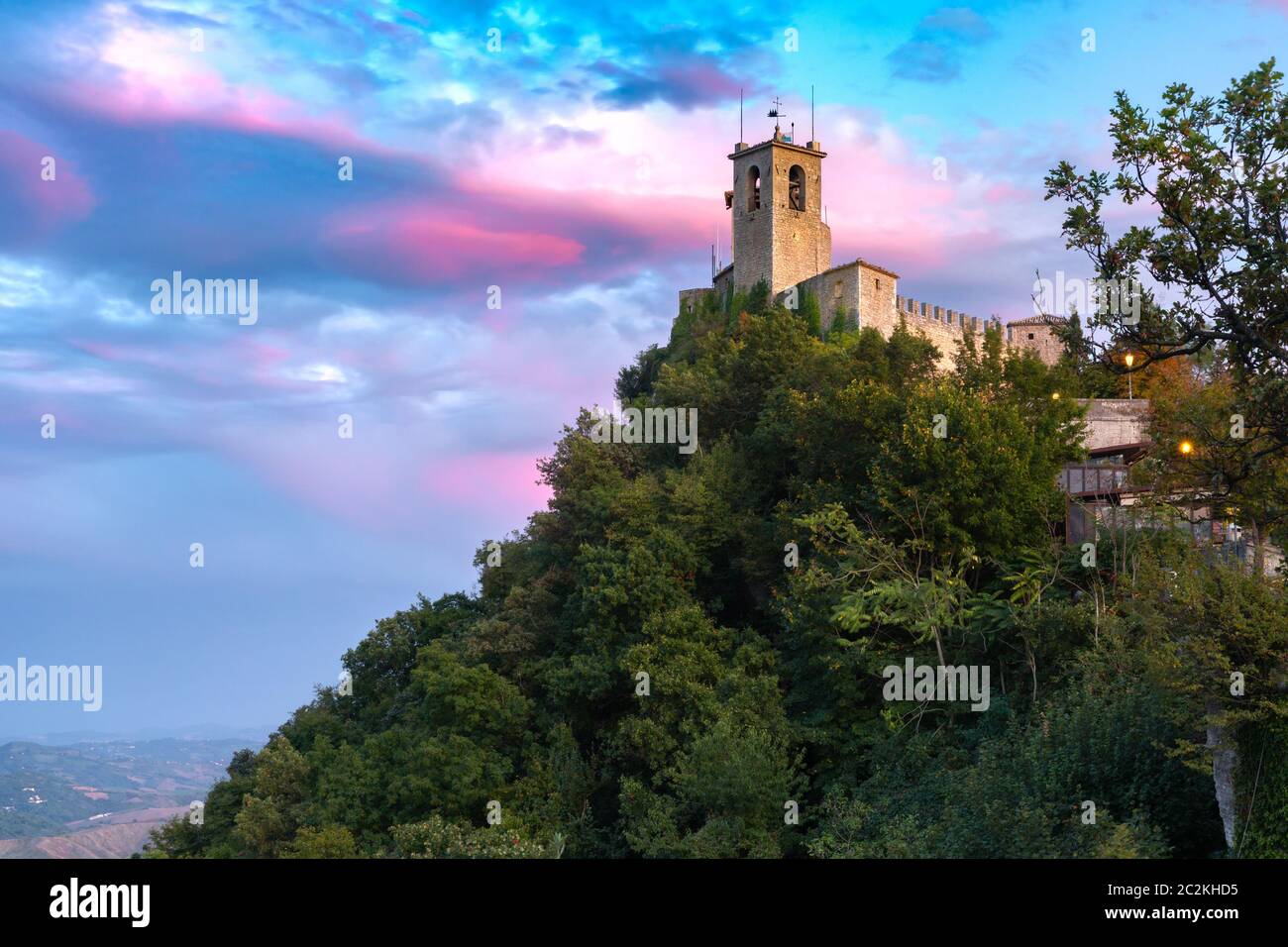 Fortezza di Guaita o prima torre sul crinale del monte Titano, nella città di San Marino della Repubblica di San Marino al tramonto Foto Stock