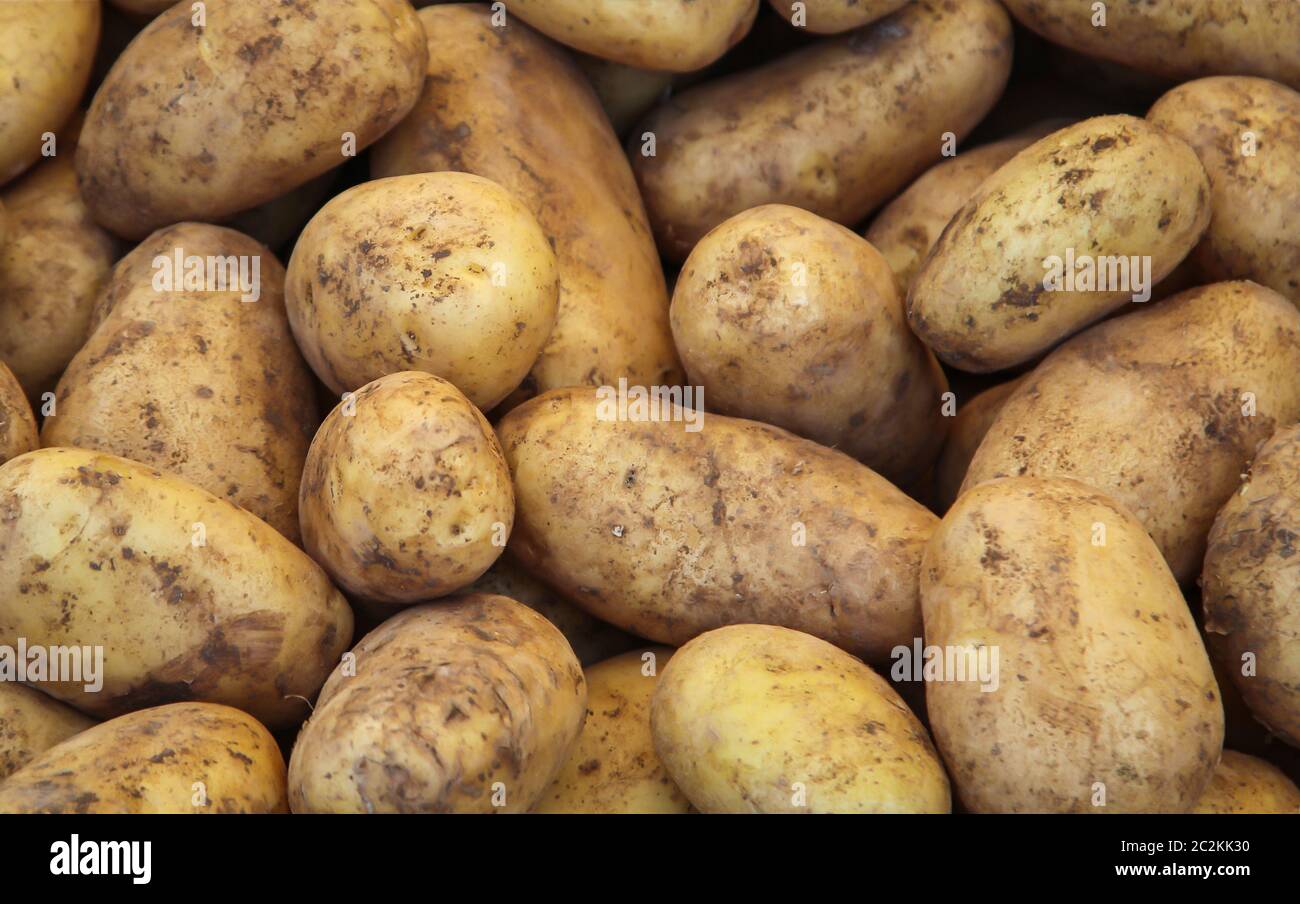 Un sacco di patate che sono offerti in un mercato Foto Stock