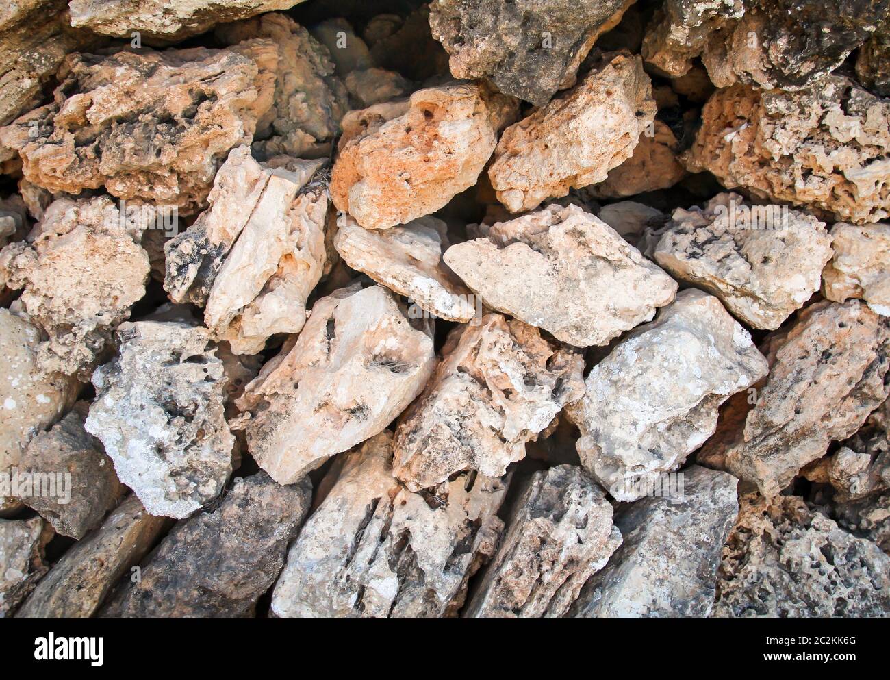 una struttura di pietra da un muro di pietra stratificato Foto Stock