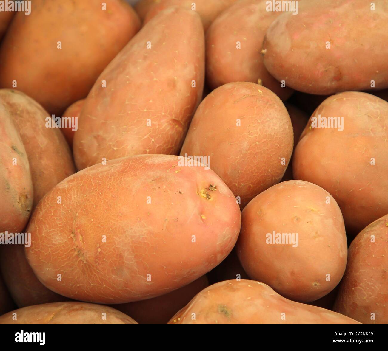 Un sacco di patate che sono offerti in un mercato Foto Stock