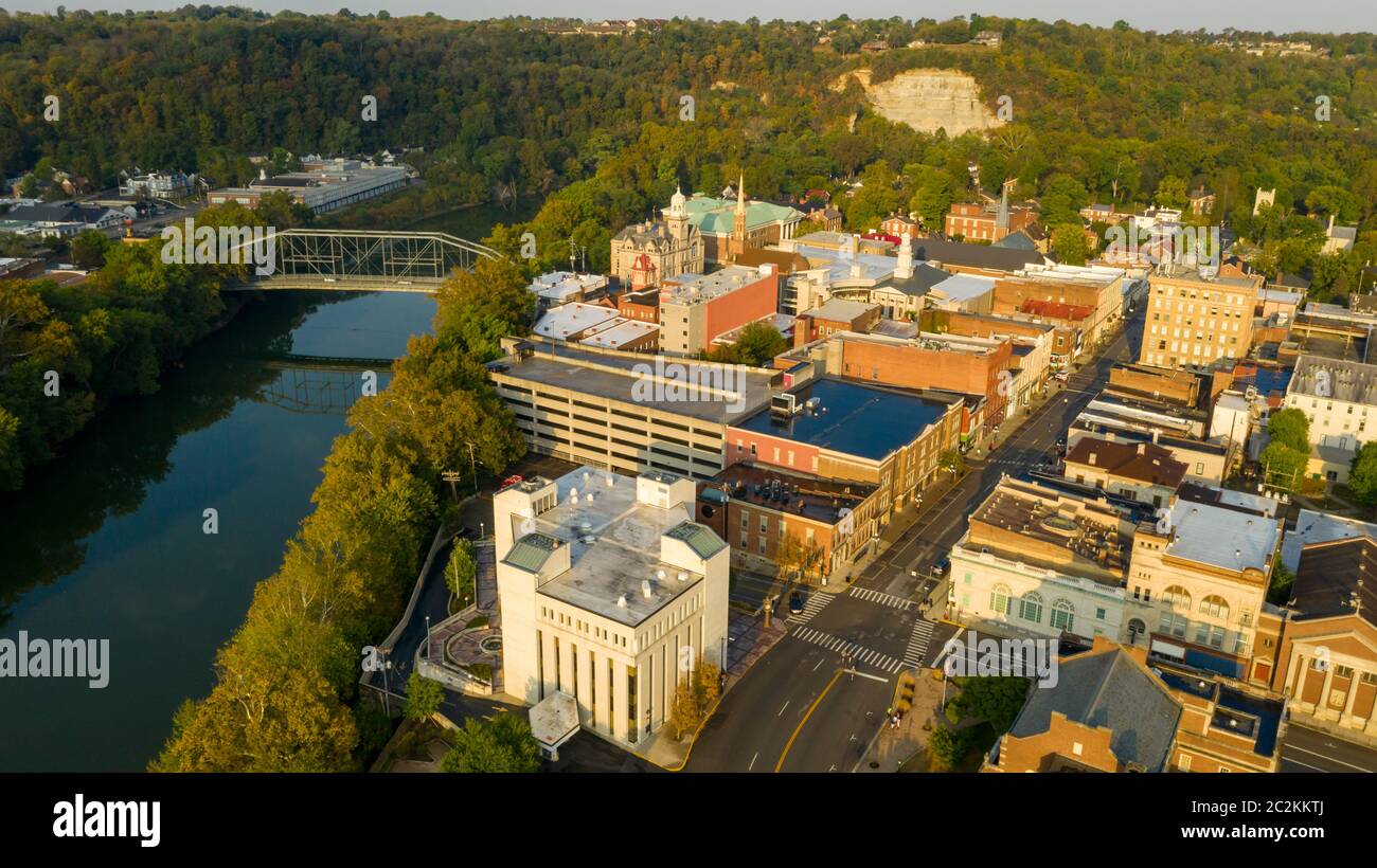 Il Kentucky meandri fluviali lungo il framing del centro cittadino di nucleo urbano di Francoforte KY Foto Stock