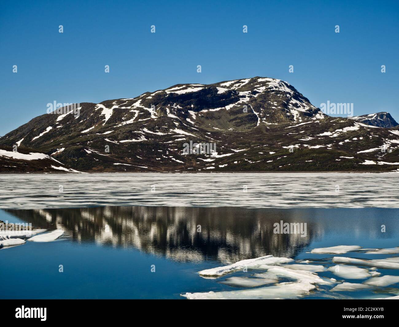 Bel cielo blu, montagne e ghiaccio, Vavatn, Hemsedal, Norvegia Foto Stock
