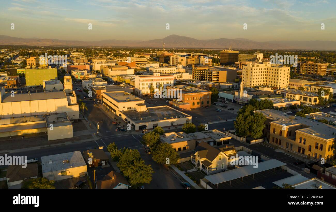Il sud del centro cittadino di area di Bakersfield vista aerea illuminata dal tardo pomeriggio la luce Foto Stock