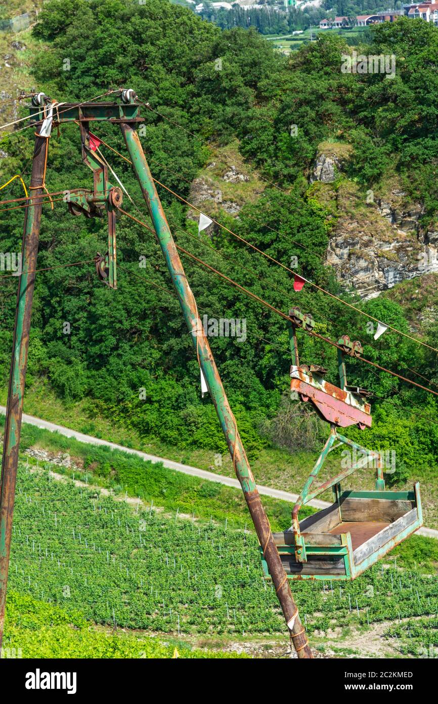 Svizzera, Cantone Vallese, dintorni di Sion, terrazze di vino, ascensore utilizzato per l'uva lungo ripide pendii vigneto Foto Stock