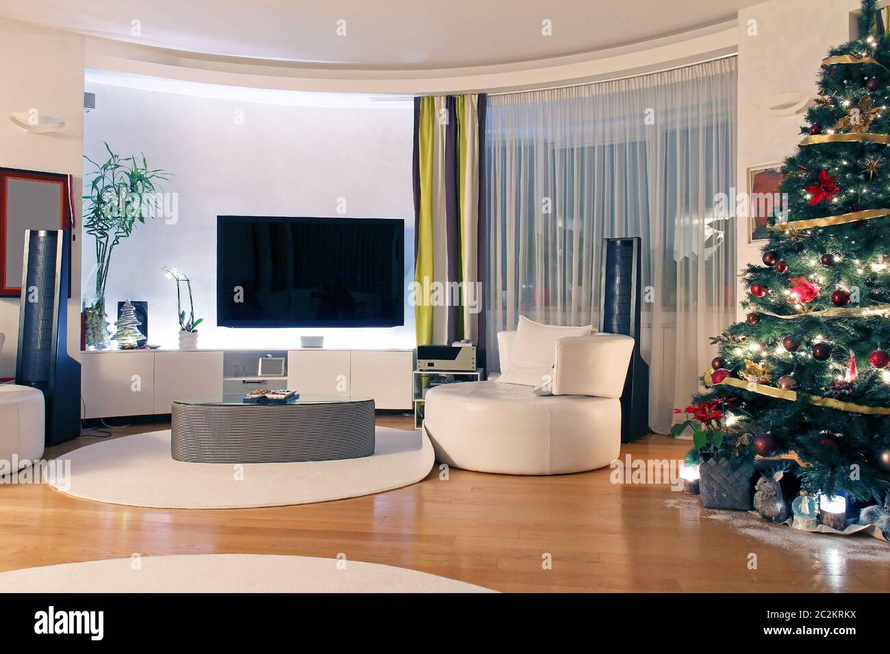 Soggiorno moderno interno con albero di Natale decorato e arredamento moderno Foto Stock