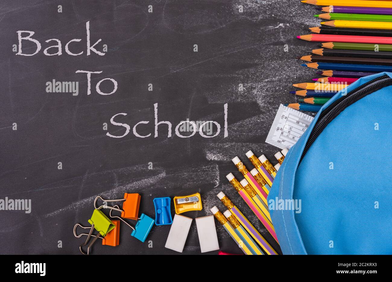 Si torna a scuola CARRELLO ZAINO, accessori in studente borsa blu su sfondo blackboard Foto Stock