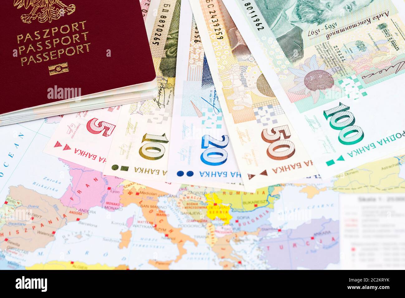 Passaporto con soldi bulgari sullo sfondo della mappa Foto Stock