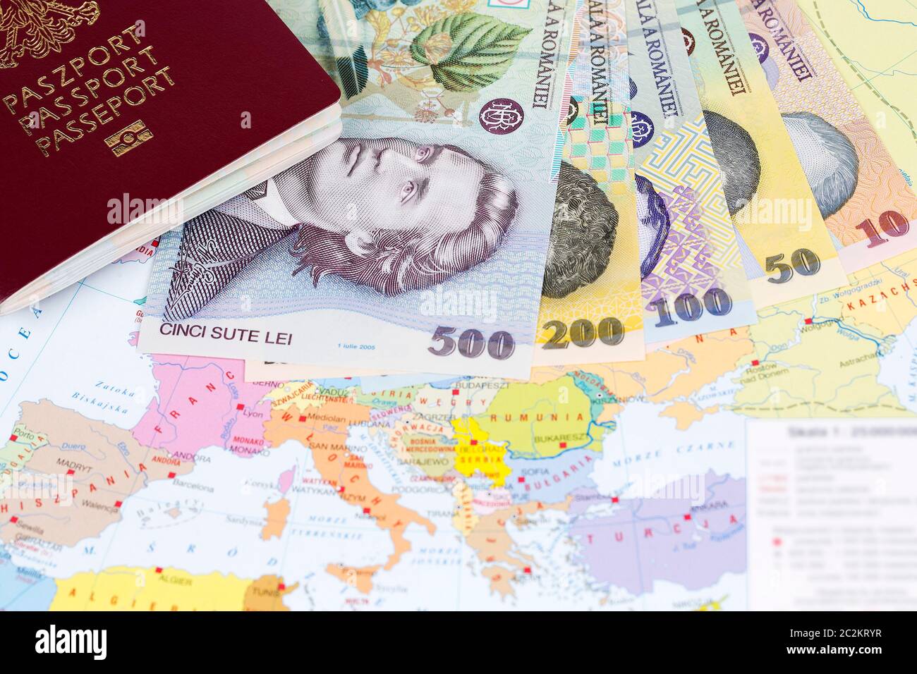 Passaporto con denaro rumeno sullo sfondo della mappa Foto Stock