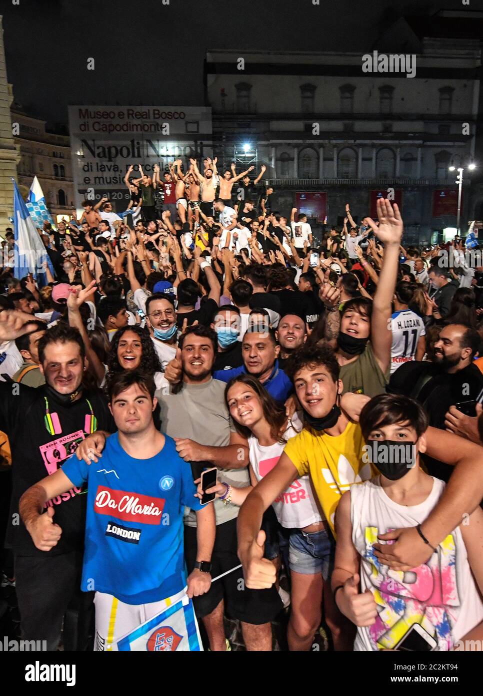 I fan di Napoli festeggiano dopo aver vinto la finale di Coppa Italia contro il Juventus FC, nel centro di Napoli. Il gioco è stato giocato allo stadio olimpico di Roma. Foto Stock