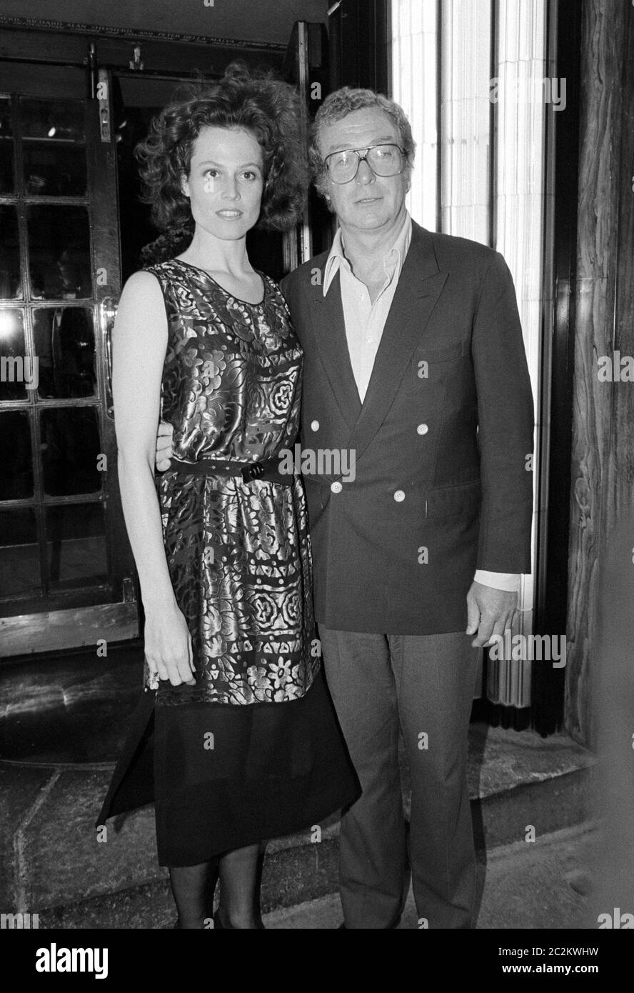 LONDRA, Regno Unito, c. 1986: Attori Michael Caine e Sigourney Weaver alla Langan's Brasserie di Londra. © Paul Smith/aggiornamento delle caratteristiche Foto Stock