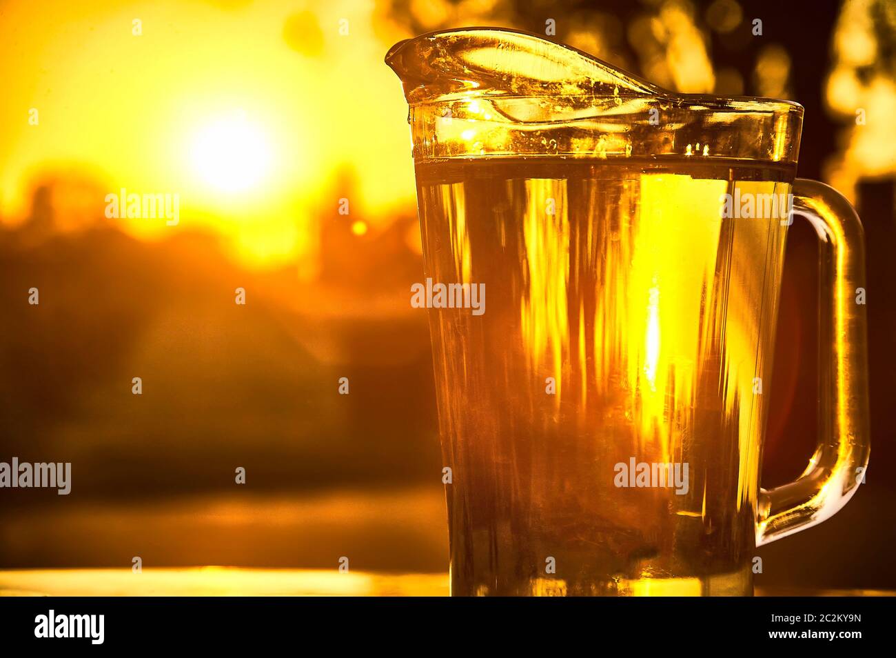 Brocca di acqua fredda le riprese contro la luce su un bellissimo tramonto. Foto Stock