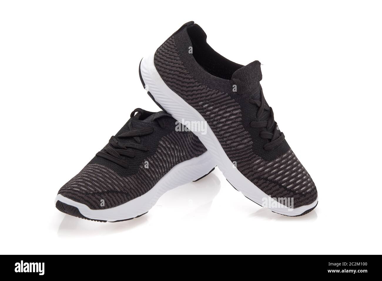 Nuove scarpe da running sportive moderne, sneakers o scarpe da ginnastica  isolate su sfondo bianco Foto stock - Alamy