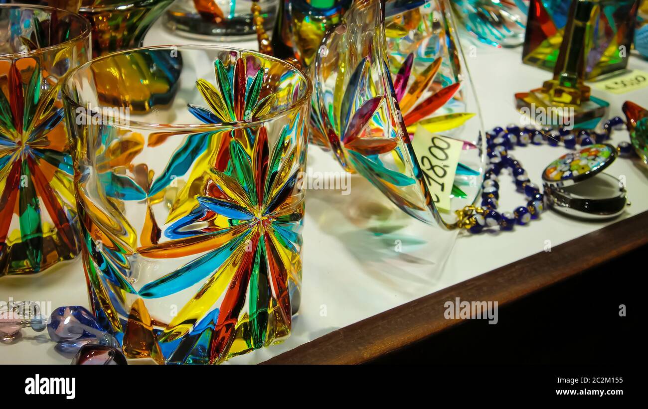 Vetrina piena di vetri colorati fatti a mano in Italia a Murano: Un esempio della precisione e del valore artistico del Made in Italy. Foto Stock