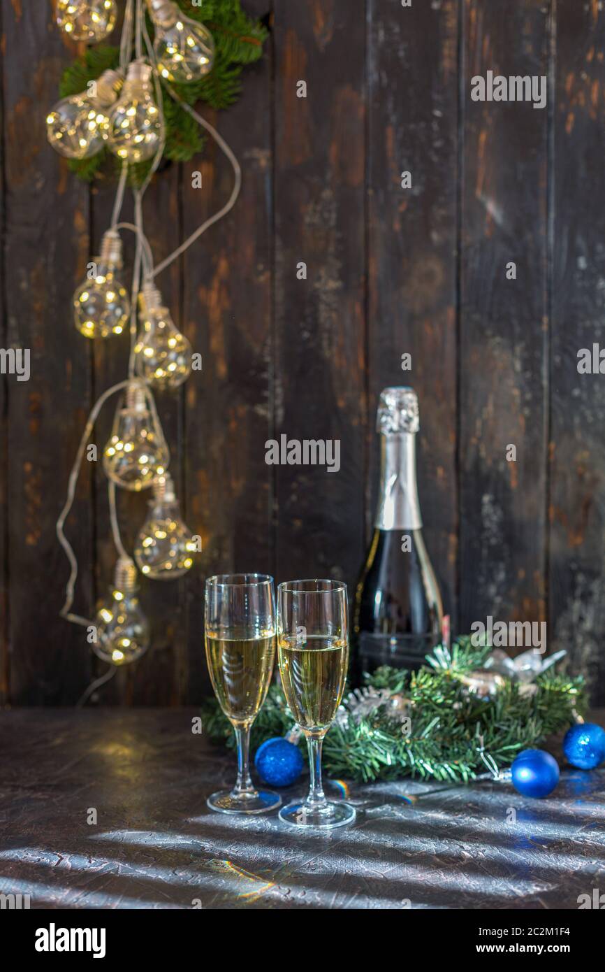 Bicchieri di champagne sul tavolo di Natale. Foto Stock