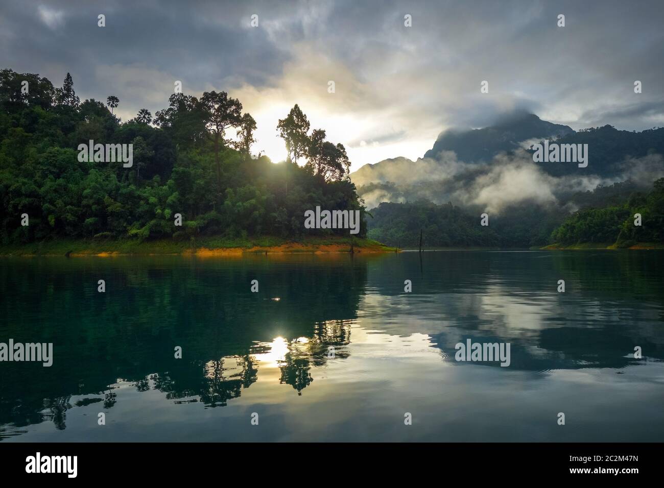 Sunrise sulla Lan Cheow Lago in Khao Sok National Park, Thailandia Foto Stock