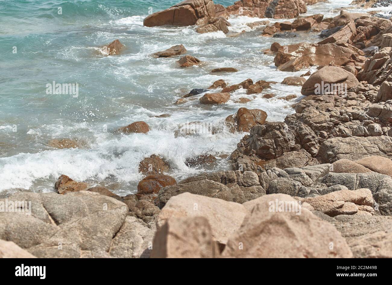 Le onde del mare che si infrangono sugli scogli immagini e fotografie ...