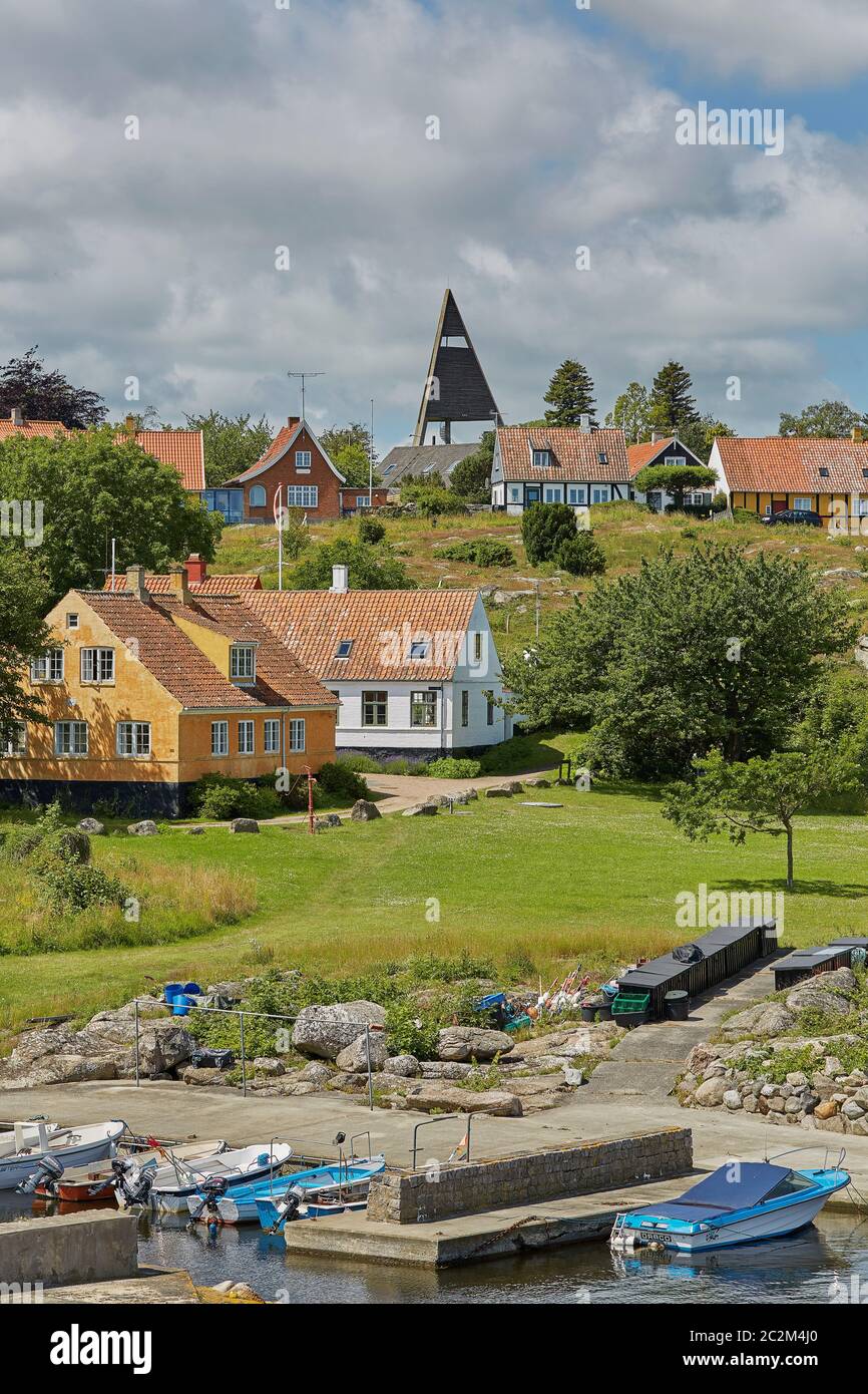 Vista del villaggio di Svaneke in Danimarca e moderna torre d'acqua a tre zampe progettata da Jorn Utzonon Foto Stock