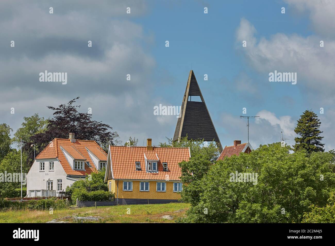 Vista del villaggio di Svaneke in Danimarca e moderna torre d'acqua a tre zampe progettata da Jorn Utzonon Foto Stock