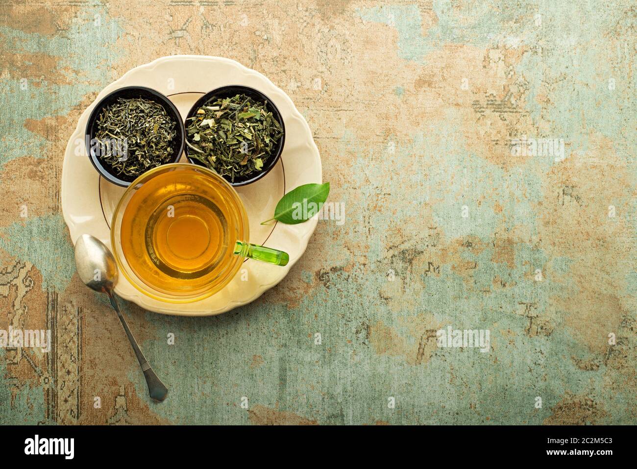 Tazza di tè con tè secco raccolta di diversi tipi. Bibita salutare concetto Foto Stock