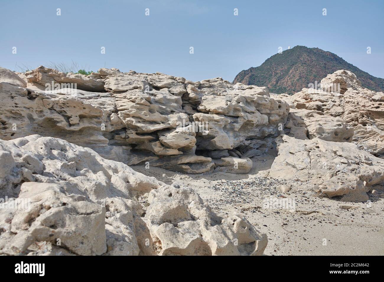 Dettaglio di una roccia calcarea con le sue insenature che formano parte di un panorama costiero della Sardegna meridionale. Foto Stock