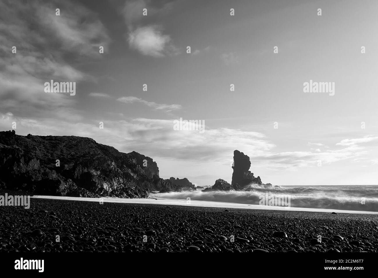 Djupalonssandur spiaggia nera nella penisola di Snaefellsnes in Islanda Occidentale in bianco e nero lunga esposizione su ottobre sera. Foto Stock