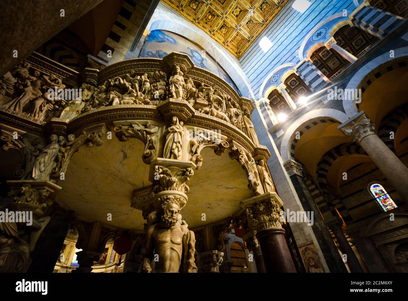 Giovanni Pisano il pulpito di marmo evidenzia l'interno di Santa Maria Assunta, Pisa del grandioso Duomo in Piazza dei Miracoli, Italia Foto Stock