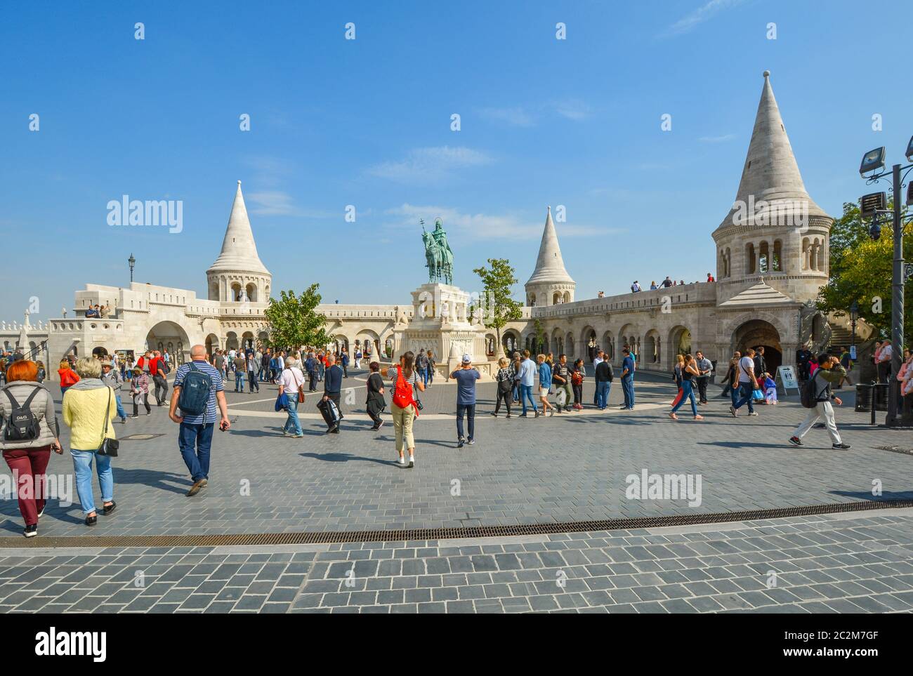 I turisti visitano la piazza della Chiesa di Mattia con il Bastione dei pescatori e la statua di Santo Stefano i al complesso del Castello di Buda a Budapest, Ungheria Foto Stock