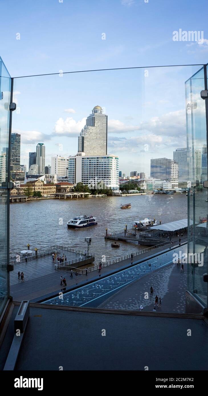 Chao Phrata fiume Bangkok city moderno windows vista fronte mare Foto Stock
