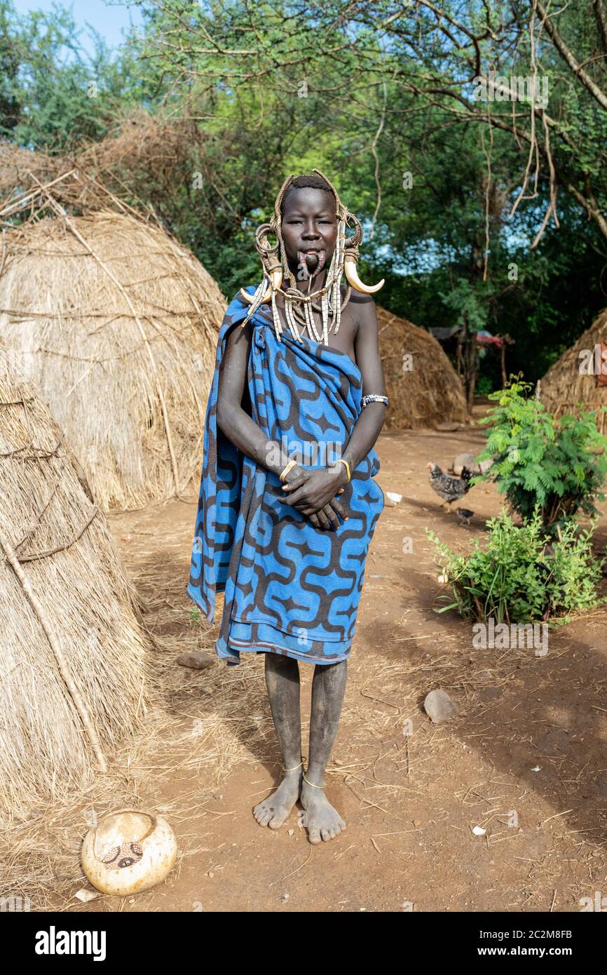 La tribù africana più pericolosa dei Mursi, Etiopia, Africa Foto Stock