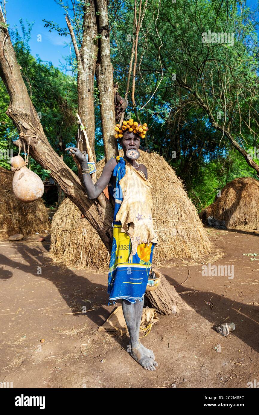 La tribù africana più pericolosa dei Mursi, Etiopia, Africa Foto Stock