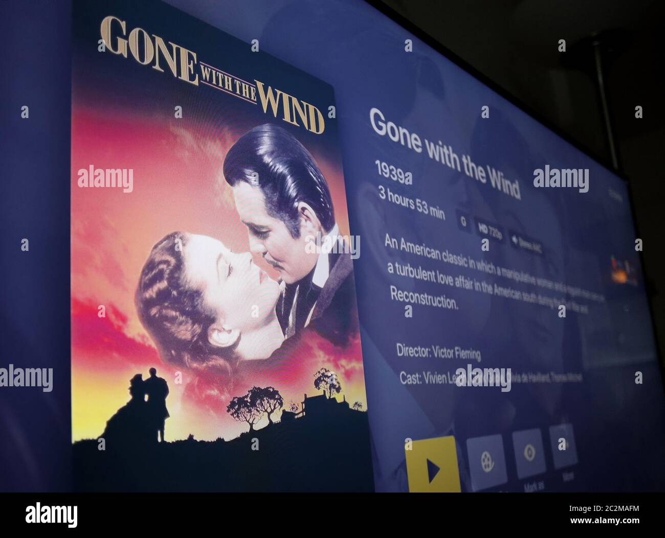 New York, Stati Uniti. 17 Giugno 2020. Informazioni sui film per il miglior film di fotografia vincitore del premio Academy 'Gone with the Wind' viene visualizzato su una TV a New York City mercoledì 17 giugno 2020. HBO Max ha recentemente estratto "Gone with the Wind" dalla sua libreria di film a causa dei suoi pregiudizi etnici e razziali, mentre le proteste di massa si sono abbattute negli Stati Uniti dopo la morte di George Floyd, un uomo nero disarmato che è stato ucciso mentre era in custodia della polizia. Foto di John Angelillo/UPI Credit: UPI/Alamy Live News Foto Stock