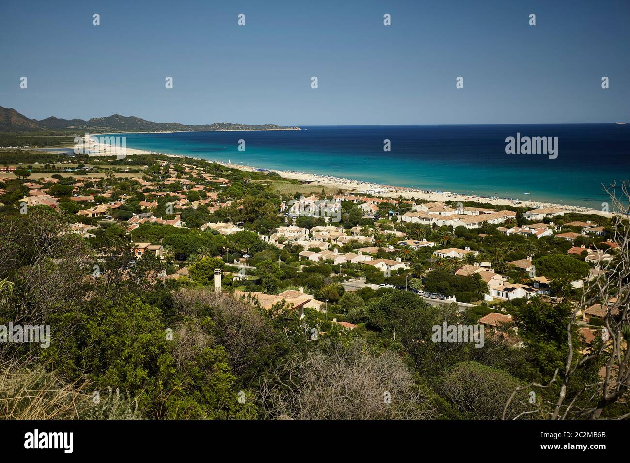 Splendida vista del villaggio di Costa Rei, una piccola città nel sud della Sardegna, presa da sopra: Il villaggio si fonde con la spiaggia e il blu se Foto Stock