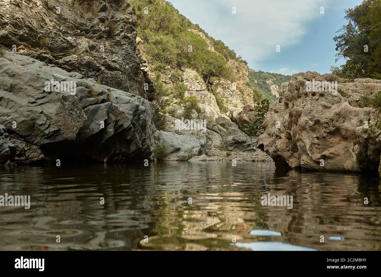 Acqua naturale corso in mezzo alla montagna nel villaggio di Sa Stiddiosa nel centro della Sardegna. Foto Stock