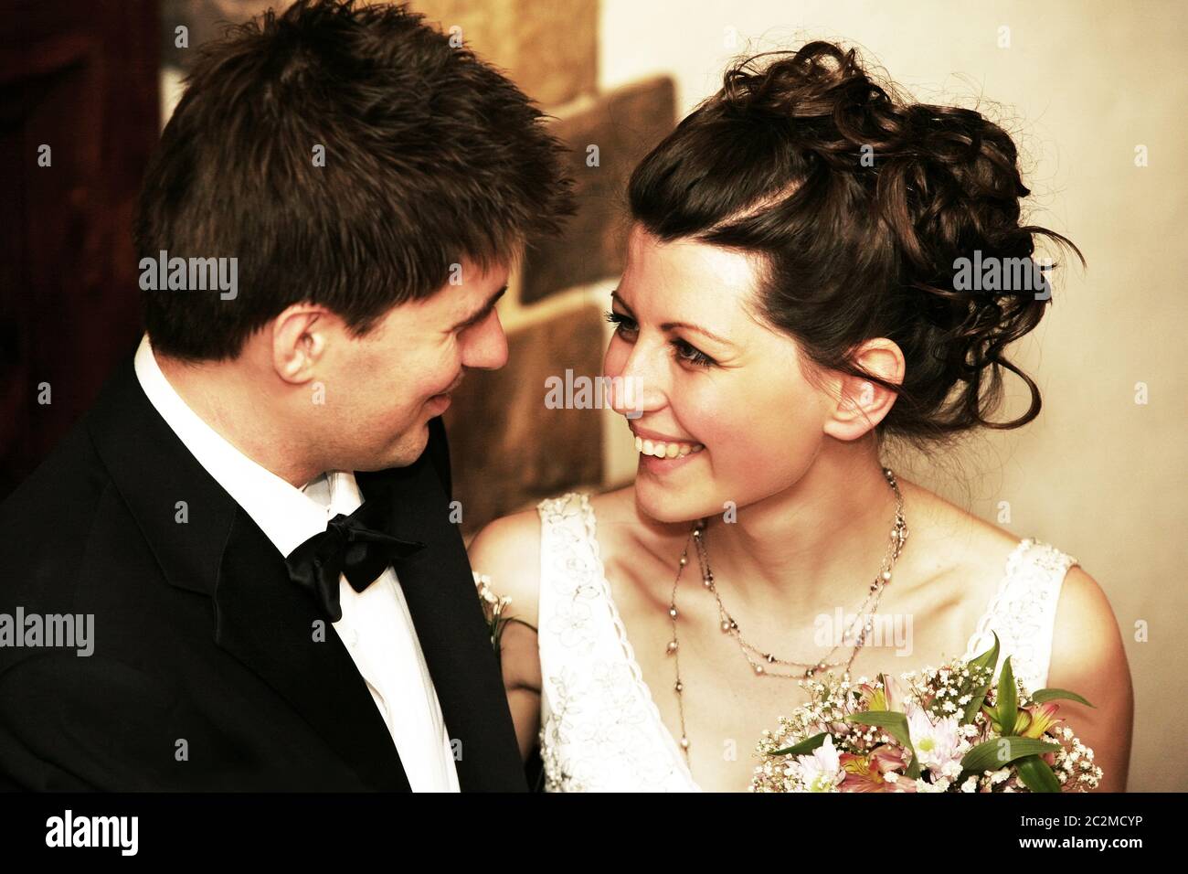 Momento romantico tra la sposa e lo sposo che festeggiano il loro giorno di nozze Foto Stock