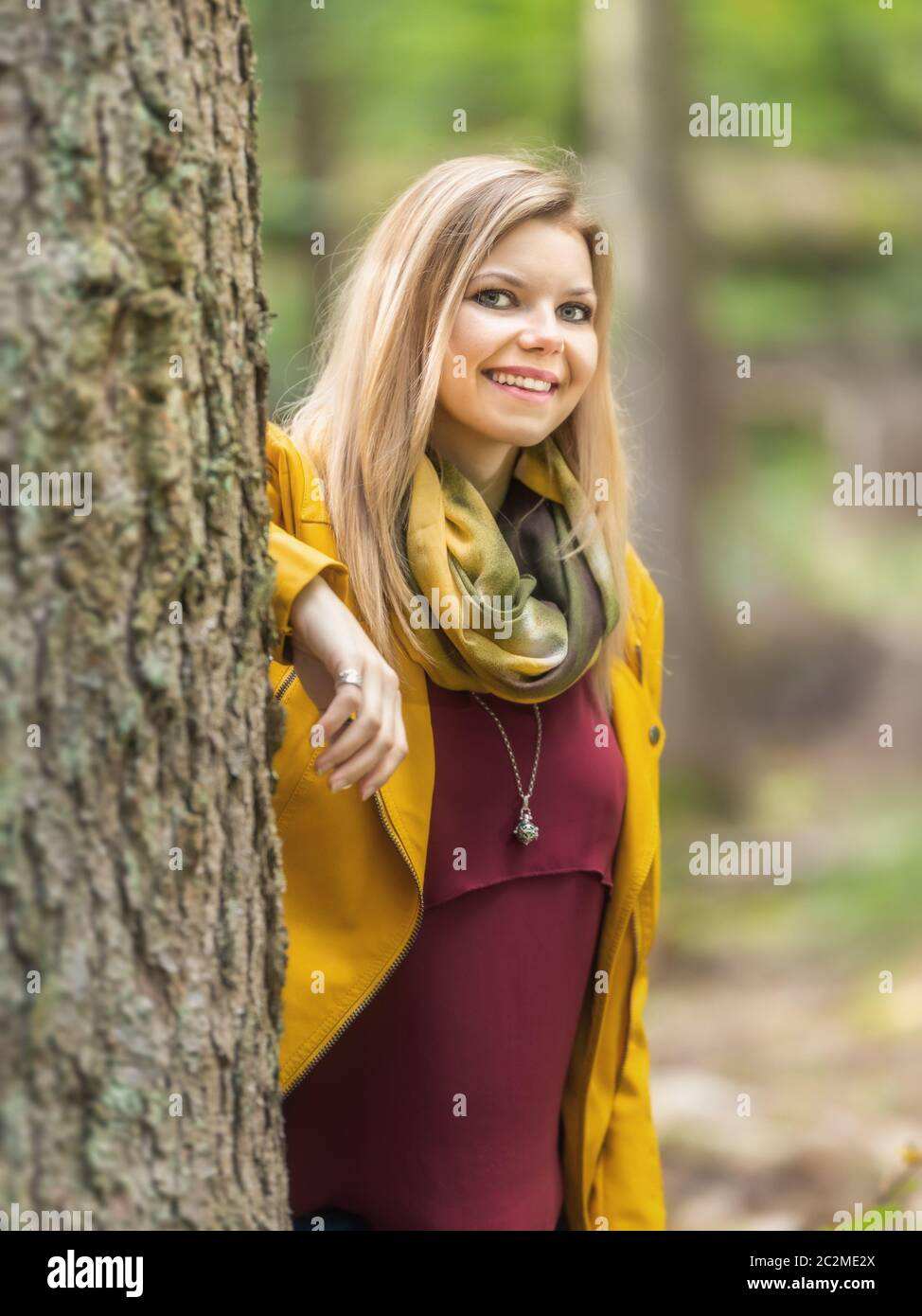 bella giovane donna ritratto autunno esterno Foto Stock