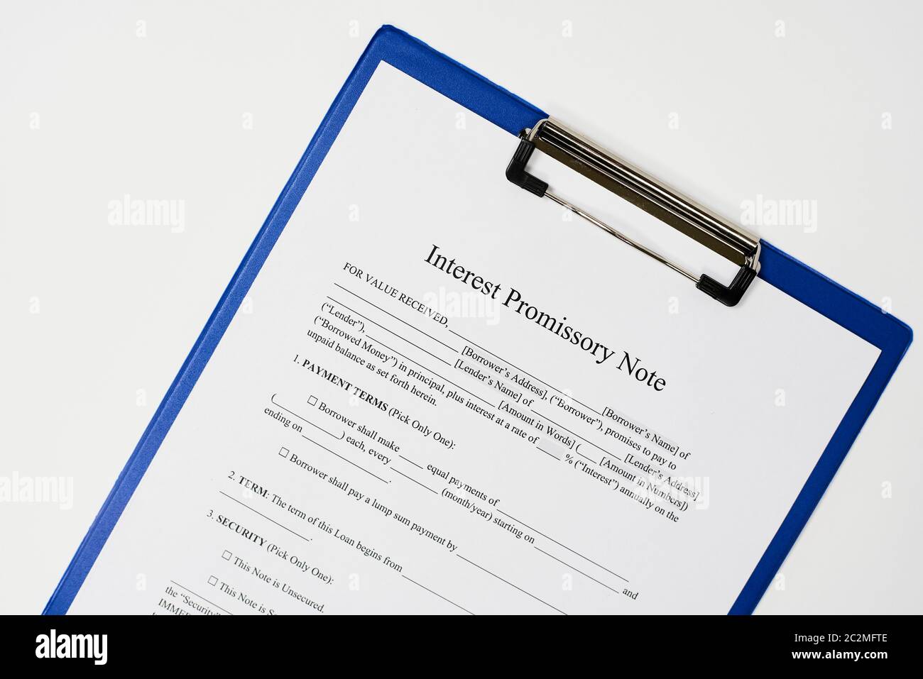 Compilazione e firma del documento Nota promisoria interessi Foto Stock