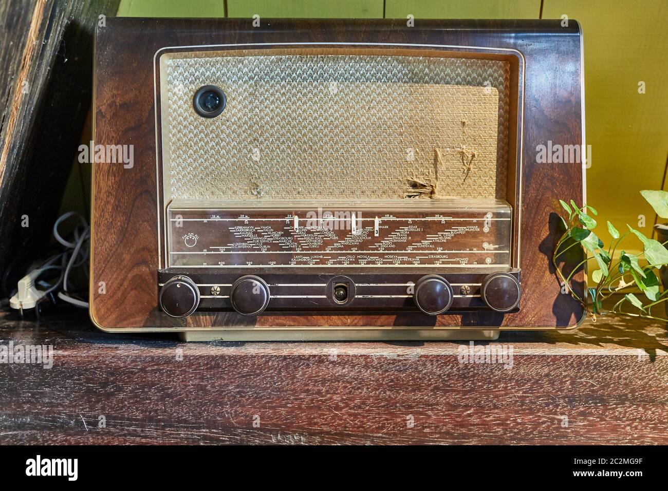 Vecchia radio vintage su una mensola di legno Foto Stock