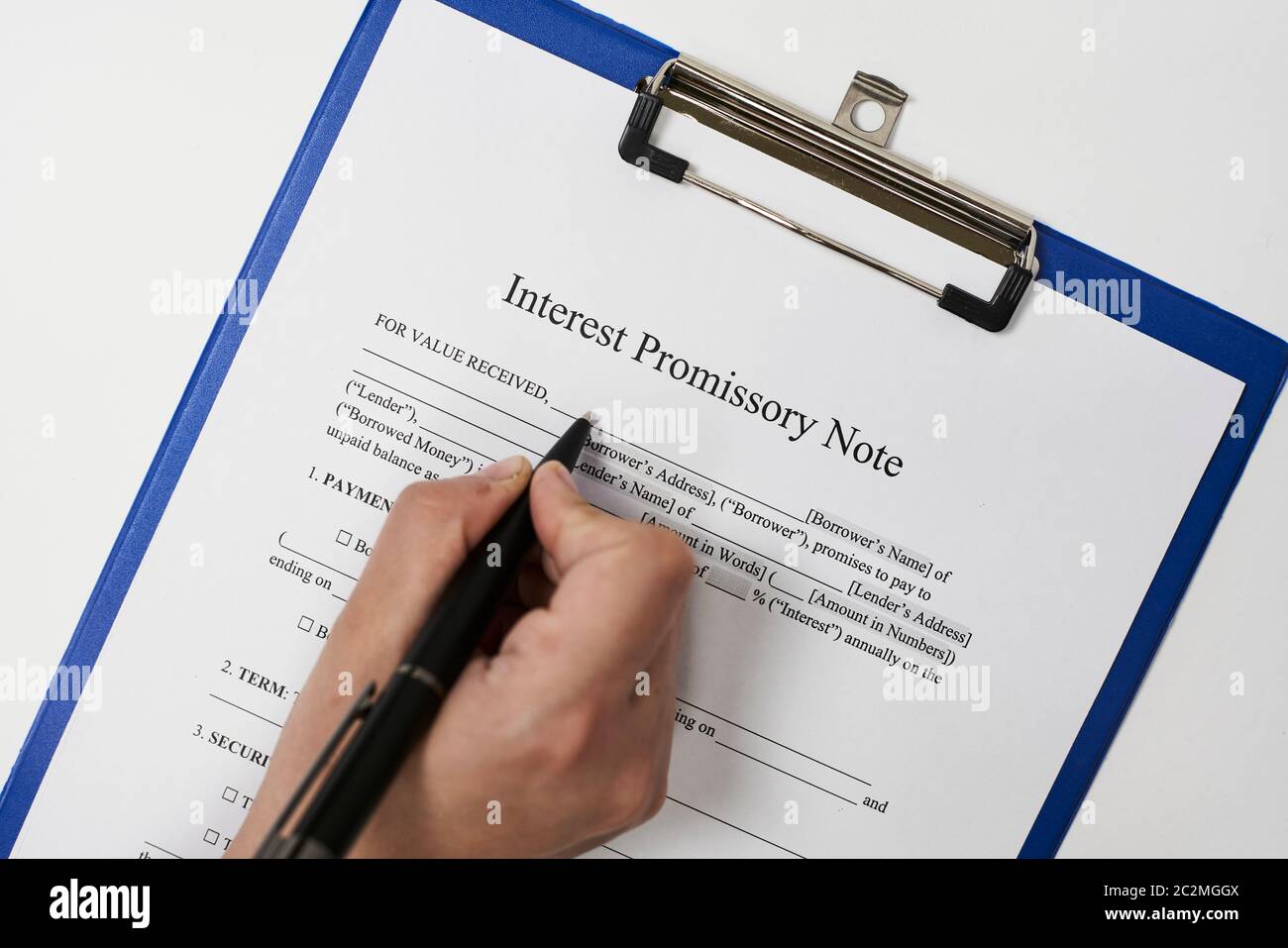 Compilazione e firma del documento Nota promisoria interessi Foto Stock