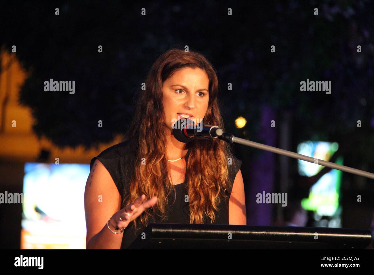 Nicole Foreshew, artista di Wiradjuri, con sede a Sydney, parla al lancio ufficiale delle ‘proiezioni dei posti’ per il festival inaugurale della Corroboree Sydney. Foto Stock