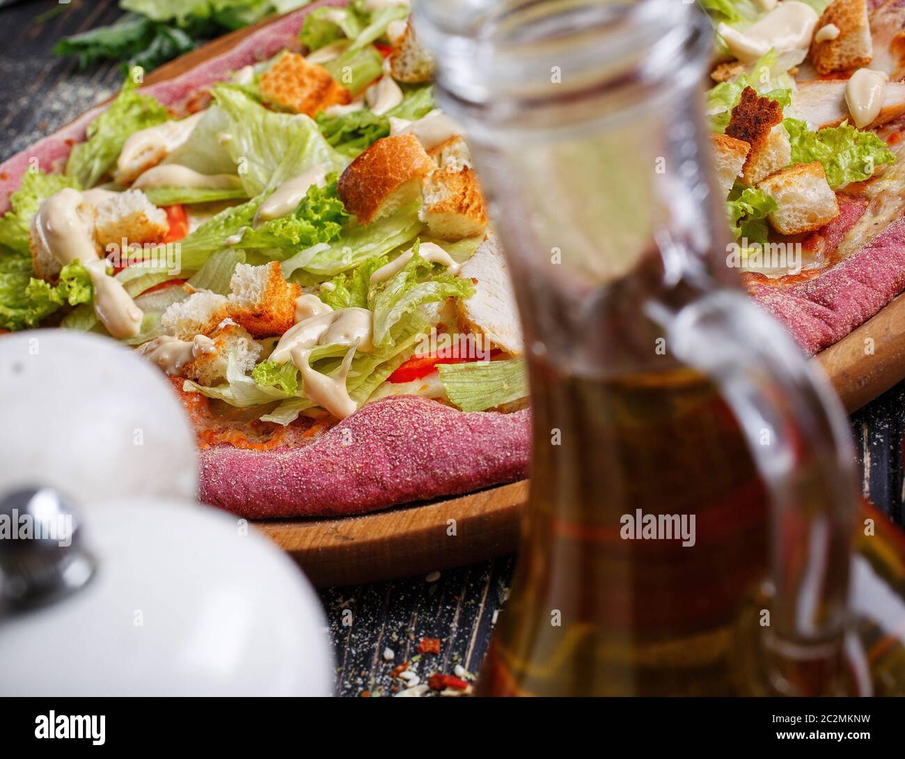 Pizza Vegetariana. Pizza Con foglie di cavolo e cracker, non cucina tradizionale. Cibo sano. Foto Stock