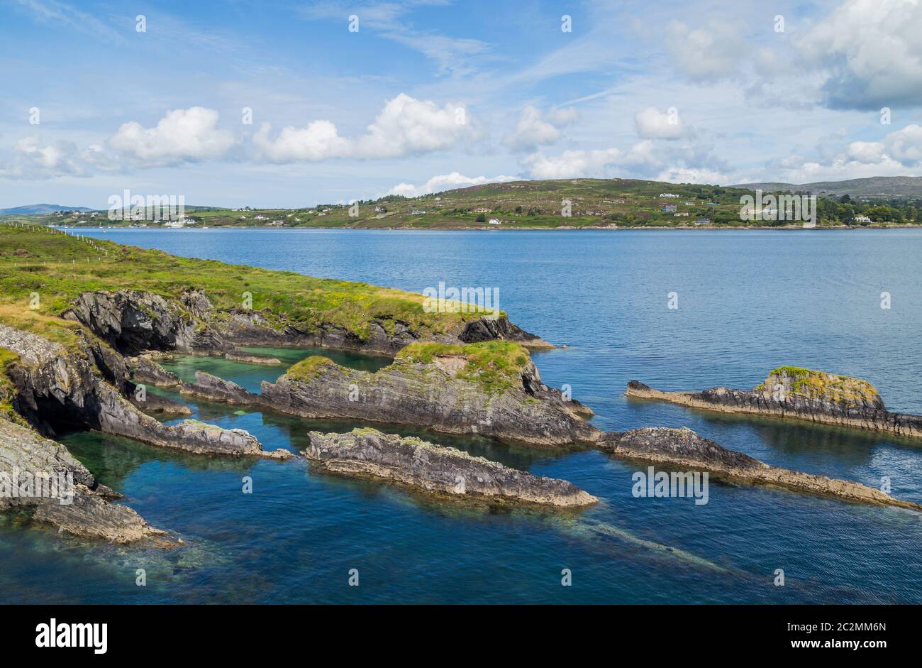 West Cork costa, vista dal rame Point Lighthouse, Long Island, nella contea di Cork. West Cork, Irlanda Foto Stock