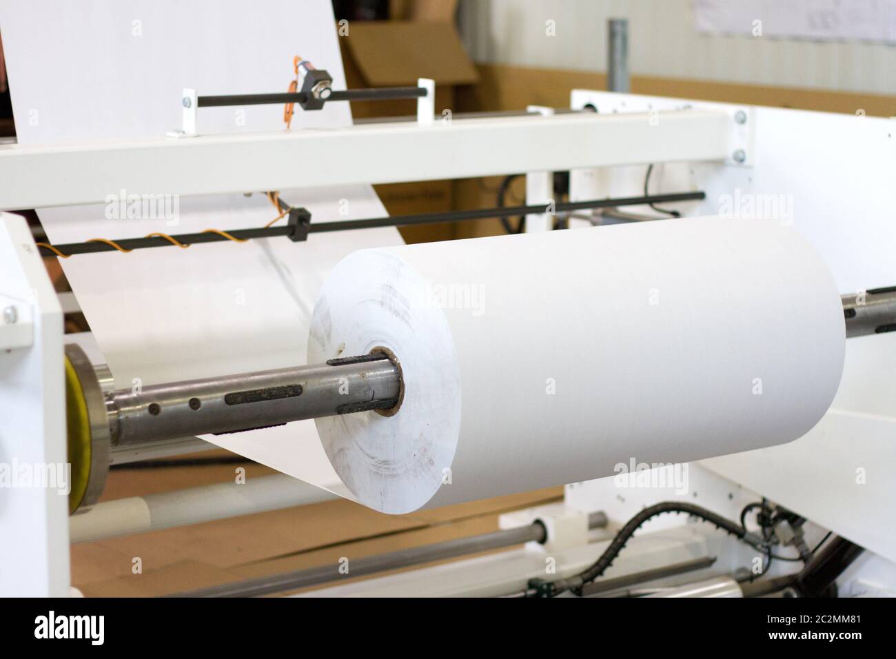 produzione automatizzata di prodotti cartacei in fabbrica, primo piano Foto Stock