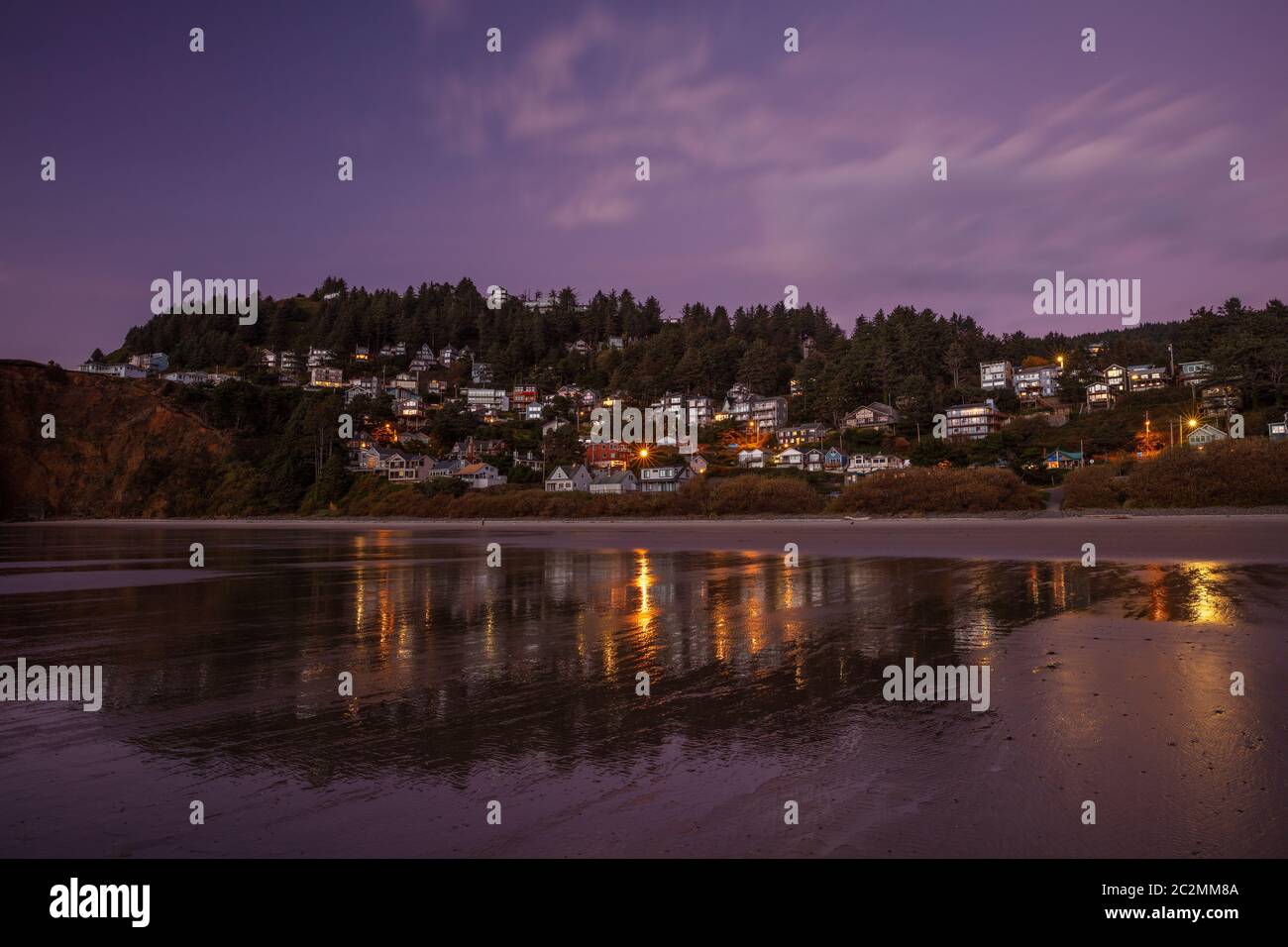 Il pittoresco villaggio di Oceanside al tramonto, Oregon Foto Stock