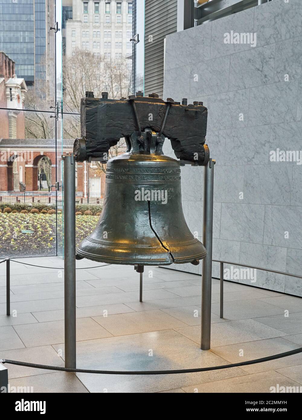 Philadelphia, USA - 14 dicembre 2019: Primo piano della Liberty Bell. La Liberty Bell, precedentemente chiamata state House Bell, è un simbolo iconico Foto Stock