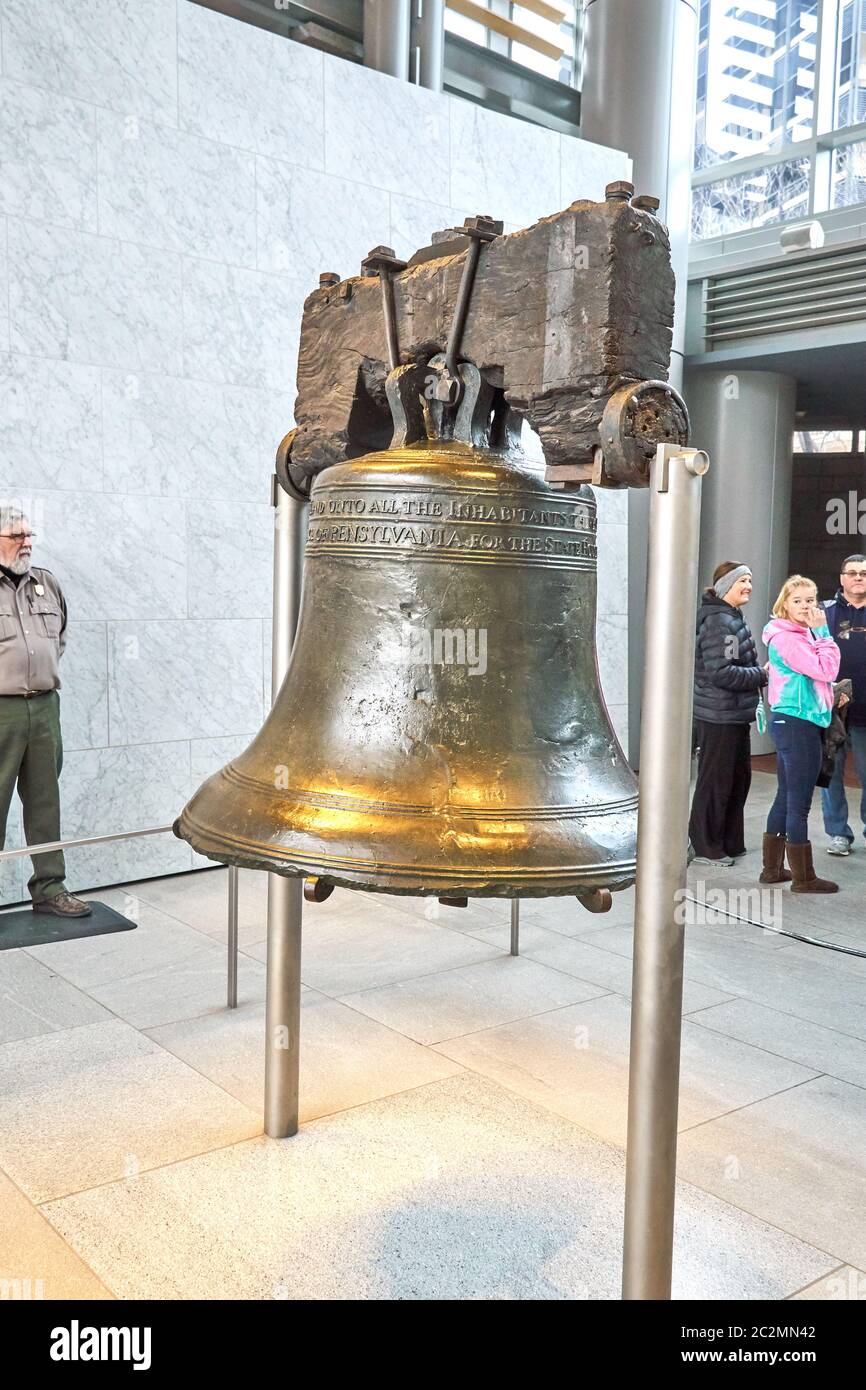 Philadelphia, USA - 14 dicembre 2019: Primo piano della Liberty Bell. La Liberty Bell, precedentemente chiamata state House Bell, è un simbolo iconico Foto Stock