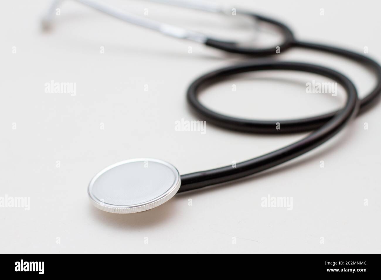 Fonendoscopio nero dispositivo medico-diagnostico professionale, primo piano Foto Stock