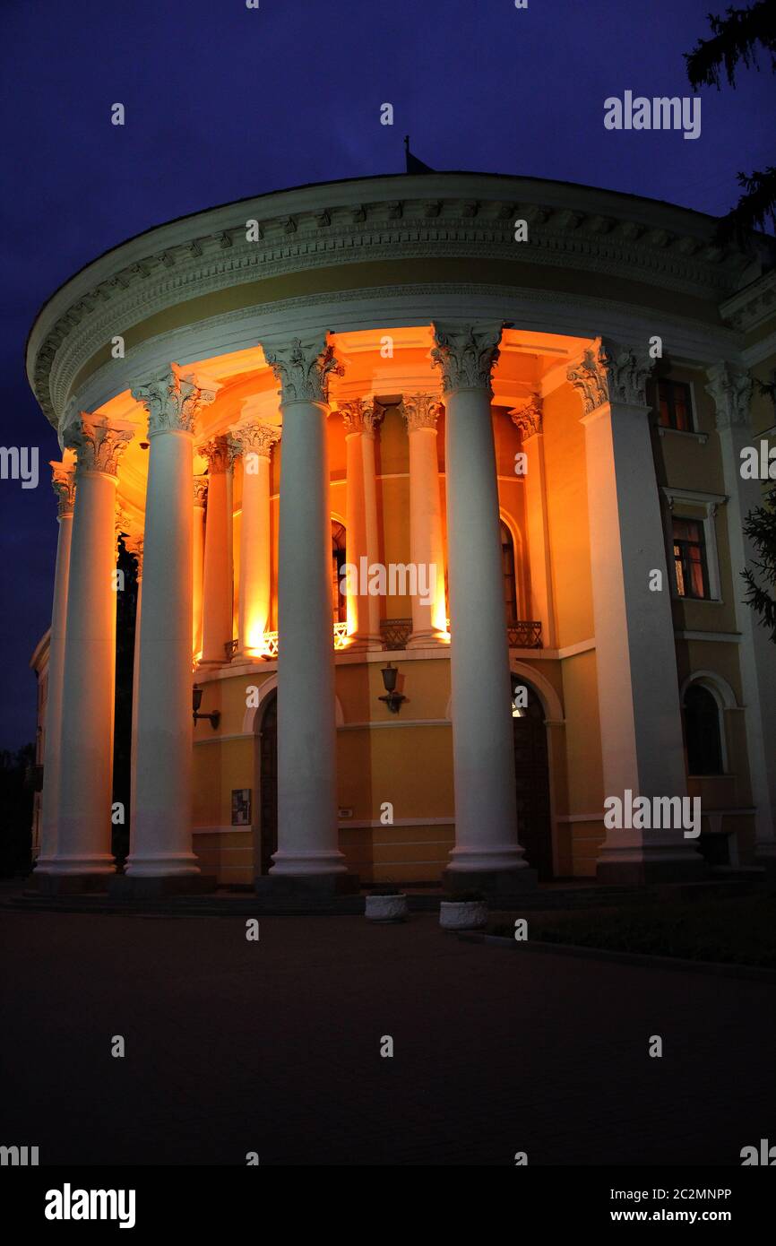 Bellissimo edificio con colonne bianche illuminate da luci di notte Foto Stock